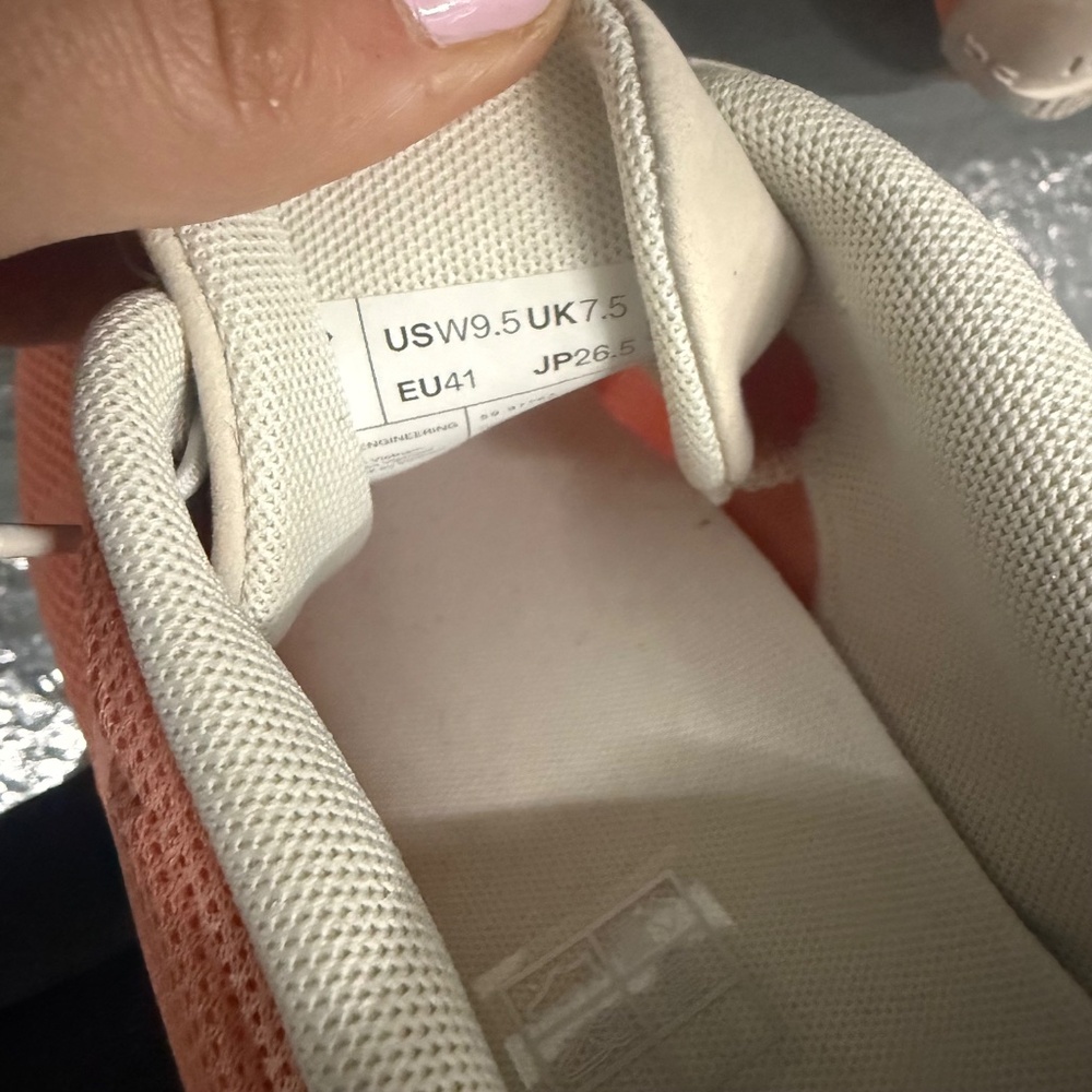 NWT OnCloud women’s sneakers 9.5 pink peach - Picture 2 of 4